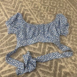 size small cropped tie belly shirt! super cute size small.